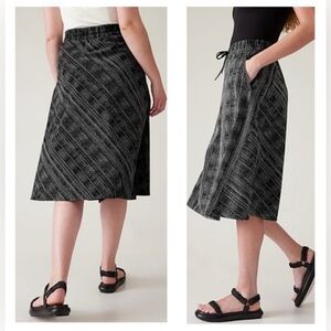 Athleta Arrival Skirt size 22 Jupe Arrival black and grey stripes